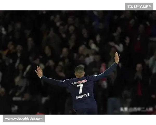 小球迷冲入场内拥抱姆巴佩，保安微笑护送离场